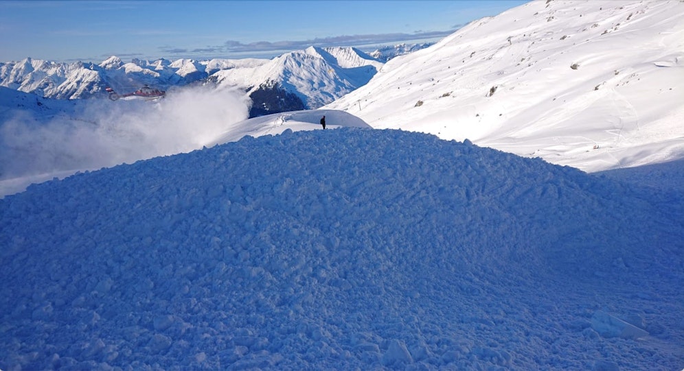 Der junge Mann wurde 200 Meter von dem Schneebrett mitgerissen.