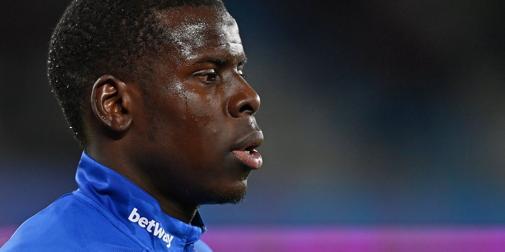 Ein Video, in dem er seine Katze misshandelt, kommt dem Fußballer Kurt Zouma teuer zu stehen.