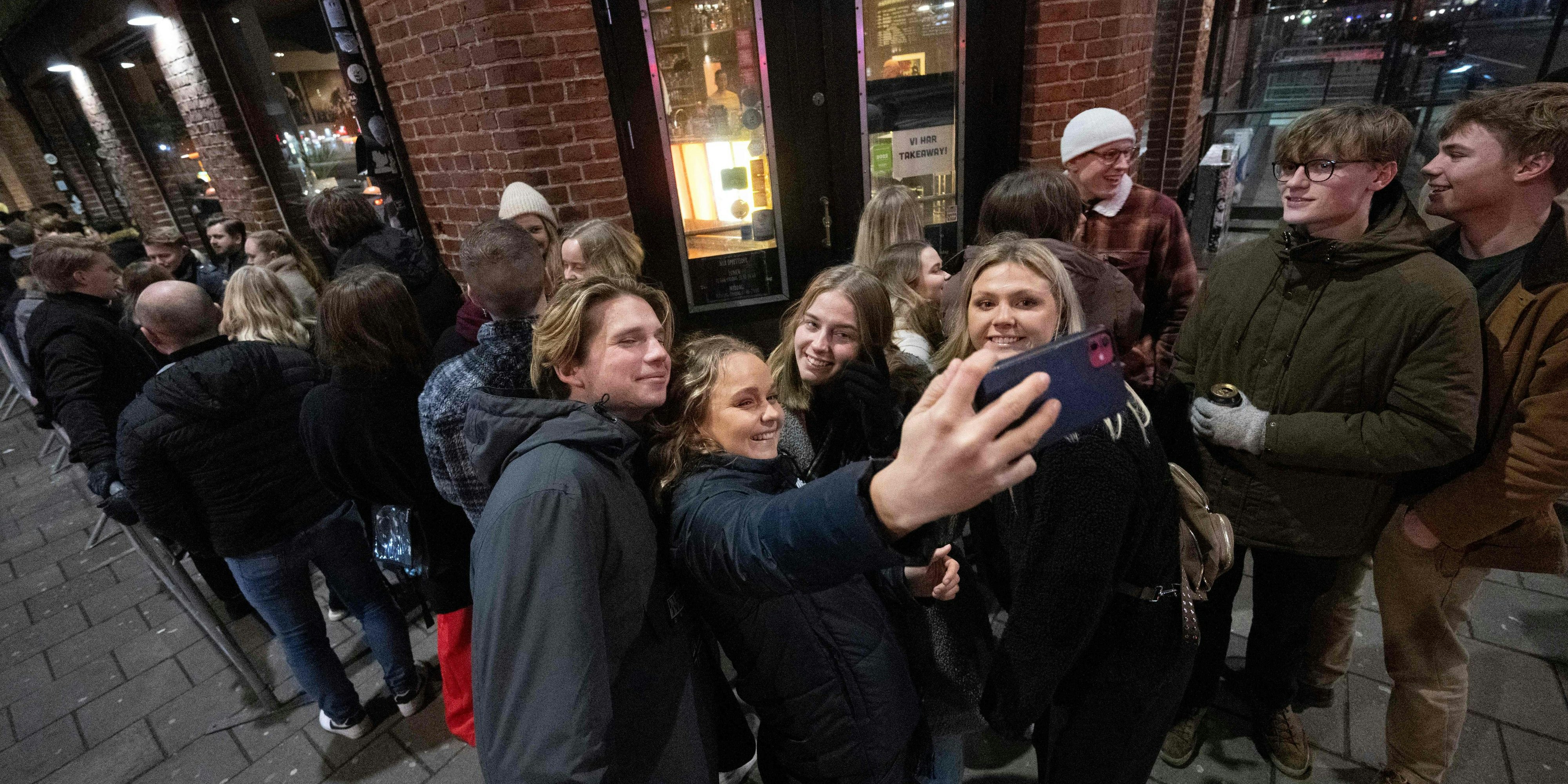 In Schweden geht das Leben wieder (fast) seinen normalen Lauf. Vor den Diskotheken bildeten sich lange Warteschlangen.