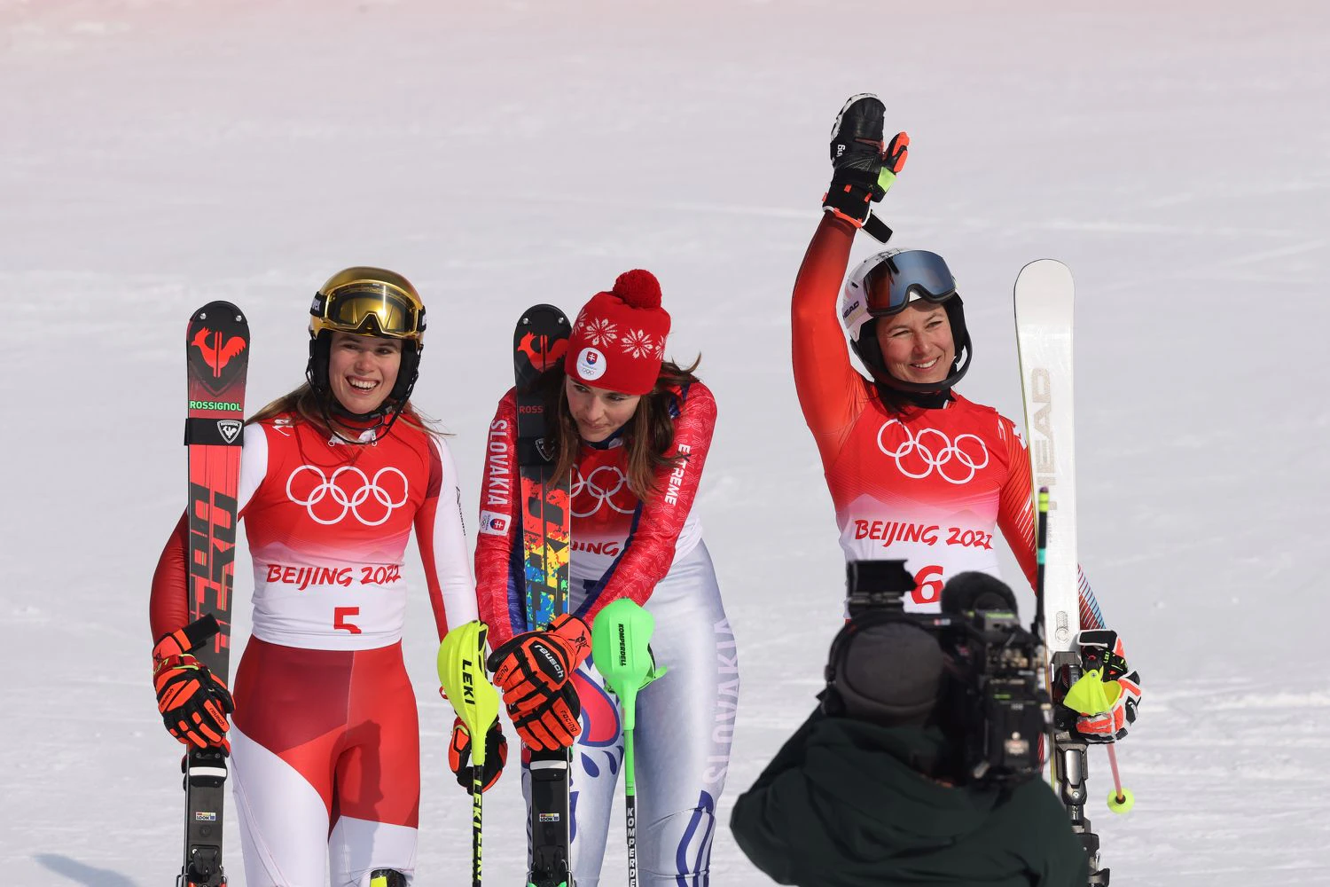 Katharina Liensberger strahlt mit Petra Vlhova und Wendy Holdener vom Olympischen Podium.
