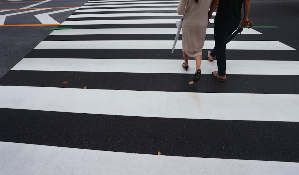 Auf einen Zebrastreifen legen und dann im letzten Moment aufspringen - das ist die neueste Mutprobe in der Steuermark. 