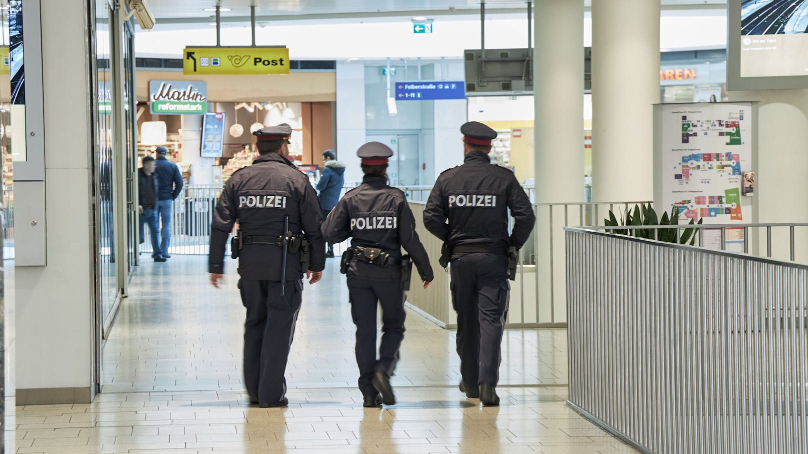 Wiener steigt aus U-Bahn aus – dann wird er überfallen