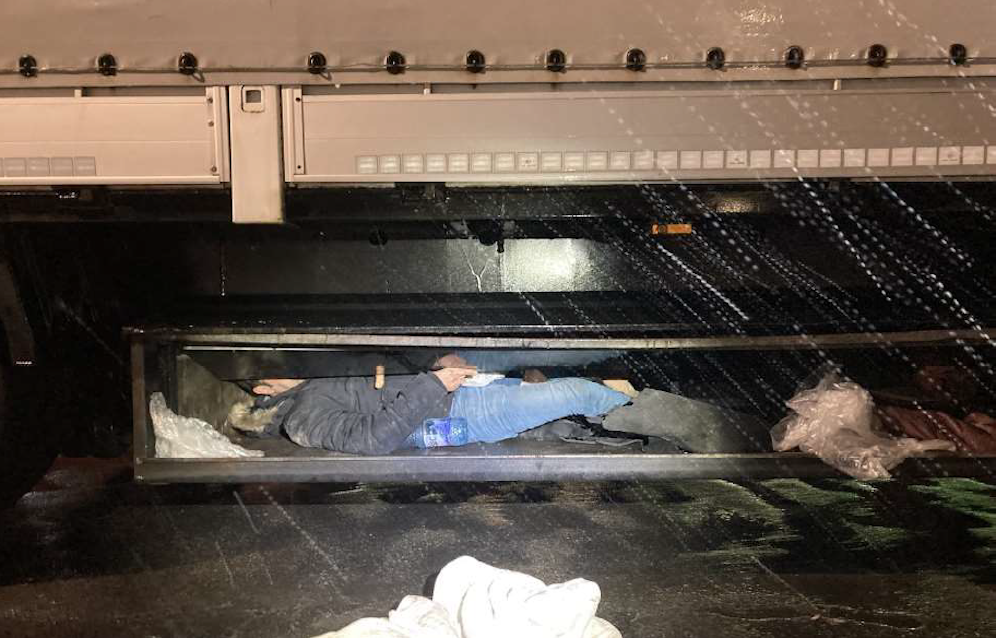 Die Geschleppten wurden unter den Lkw gepfercht.