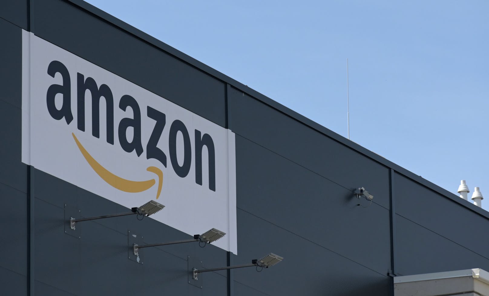 Ein Logistikzentrum des Online-Versandhändlers Amazon in Österreich. (Symbolbild)
