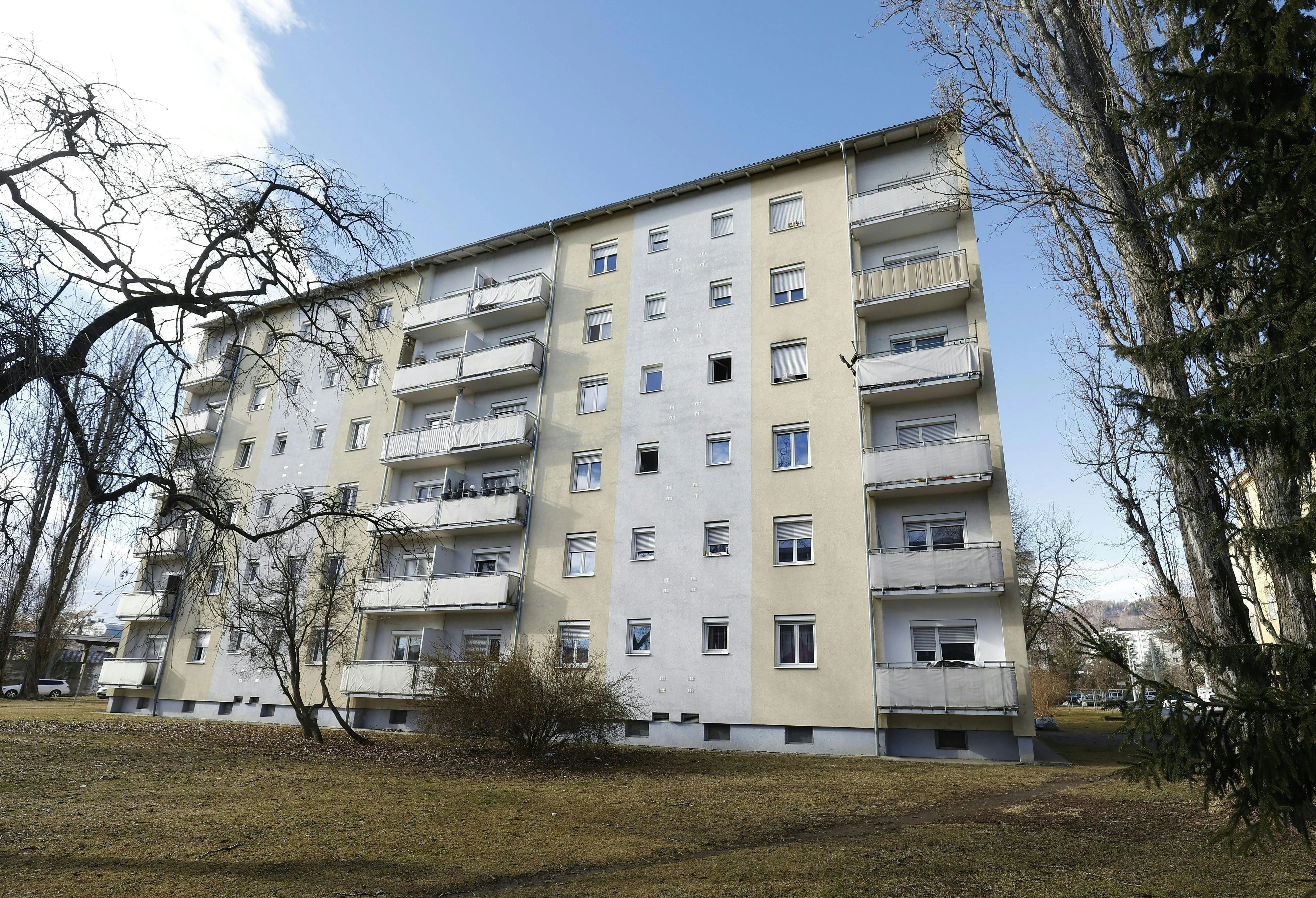 In diesem Wohnblock ereignete sich die mutmaßliche Bluttat.