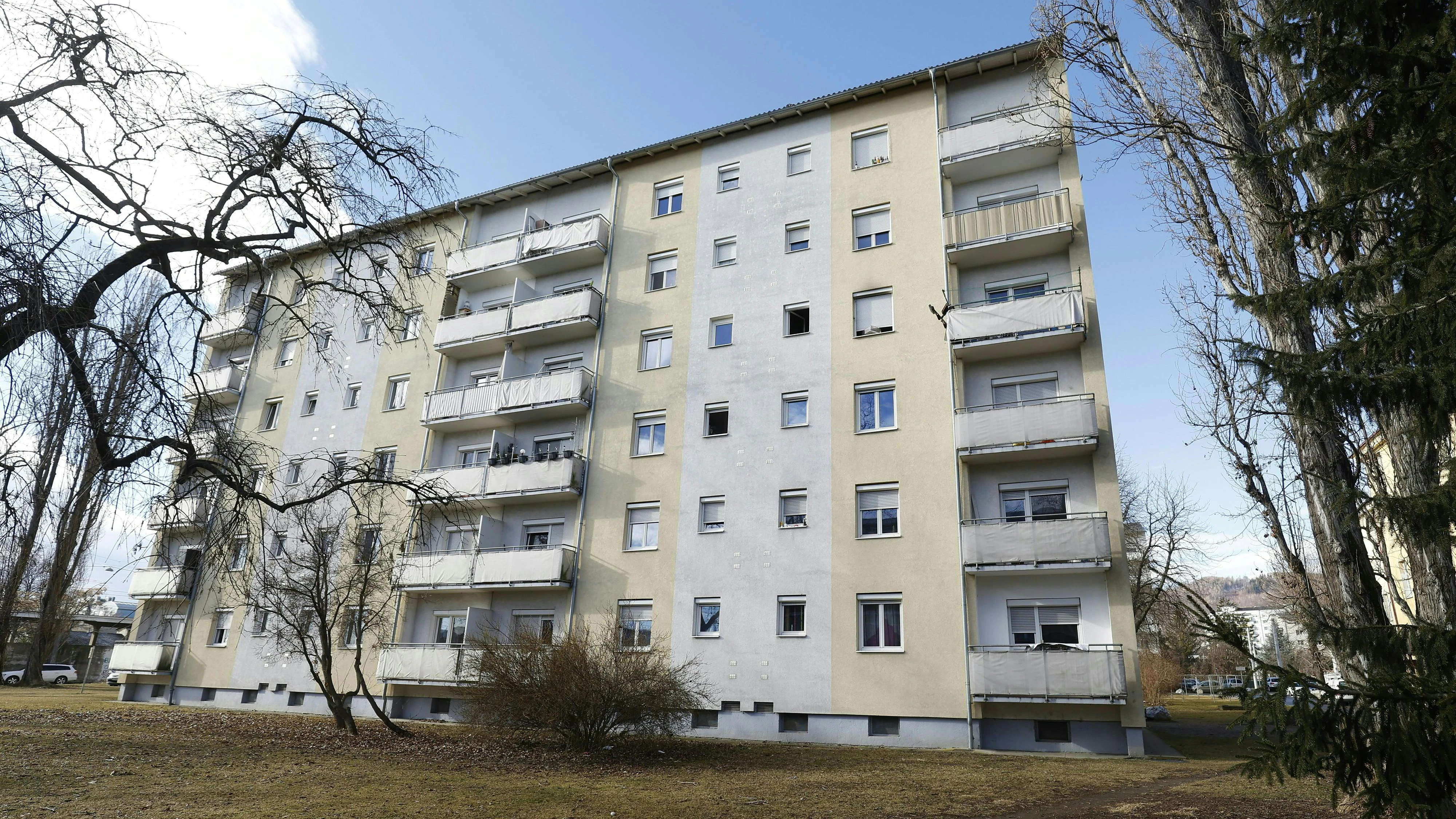 In diesem Wohnblock ereignete sich die mutmaßliche Bluttat.