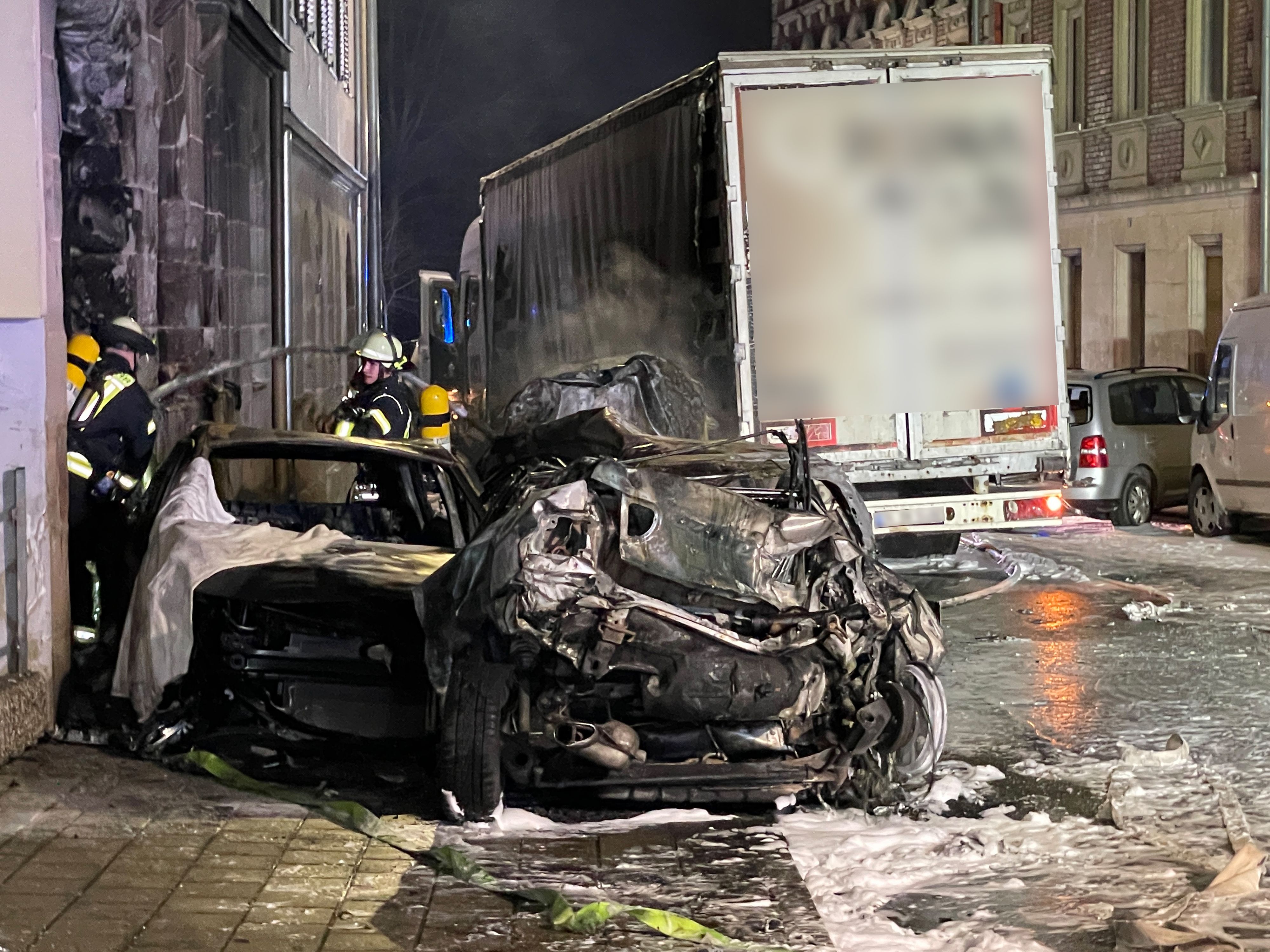 Als der Betrunkene mehrere Fahrzeuge rammte, fingen diese Feuer. Der Schaden ist enorm.