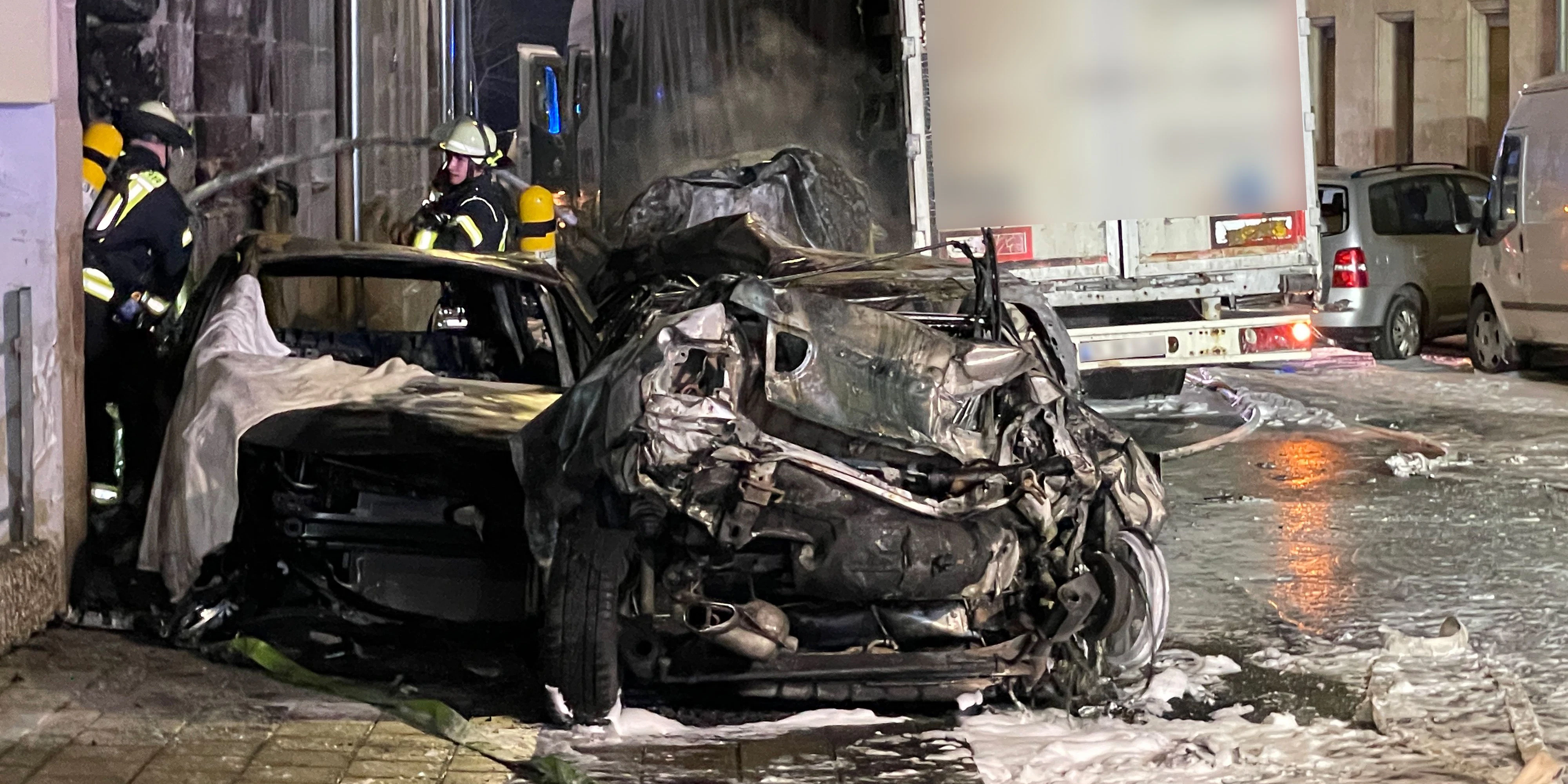 Als der Betrunkene mehrere Fahrzeuge rammte, fingen diese Feuer. Der Schaden ist enorm.