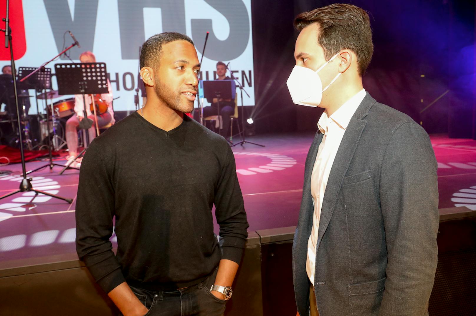 Cesár Sampson und Vizebürgermeister Christoph Wiederkehr bei der Eröffnung der Kulturgarage.