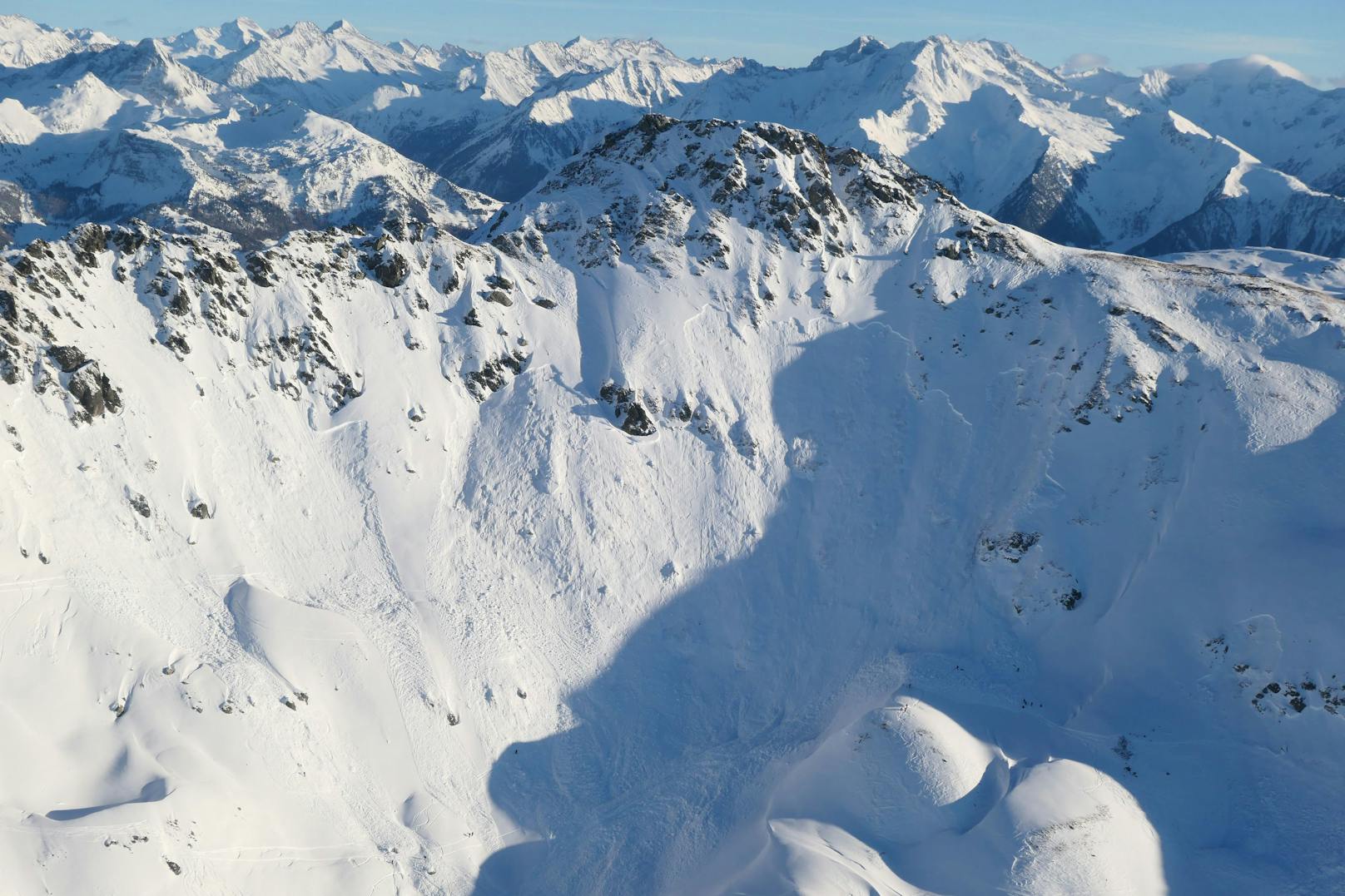Ein Österreicher hat am Dienstag mit seinen Skiern in&nbsp;Fügenberg eine Lawine ausgelöst. Der 25-Jährige wurde komplett verschüttet und von dem Schneebrett 200 Meter mitgerissen.