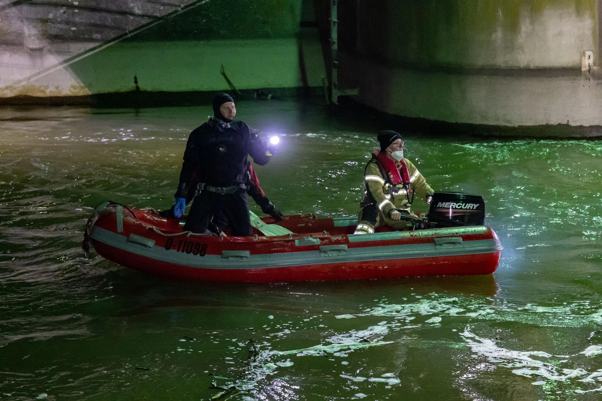 Stundenlang suchte die Feuerwehr nach dem vermissten Mann. Doch es kam jede Hilfe zu spät, er konnte nur noch tot geborgen werden.