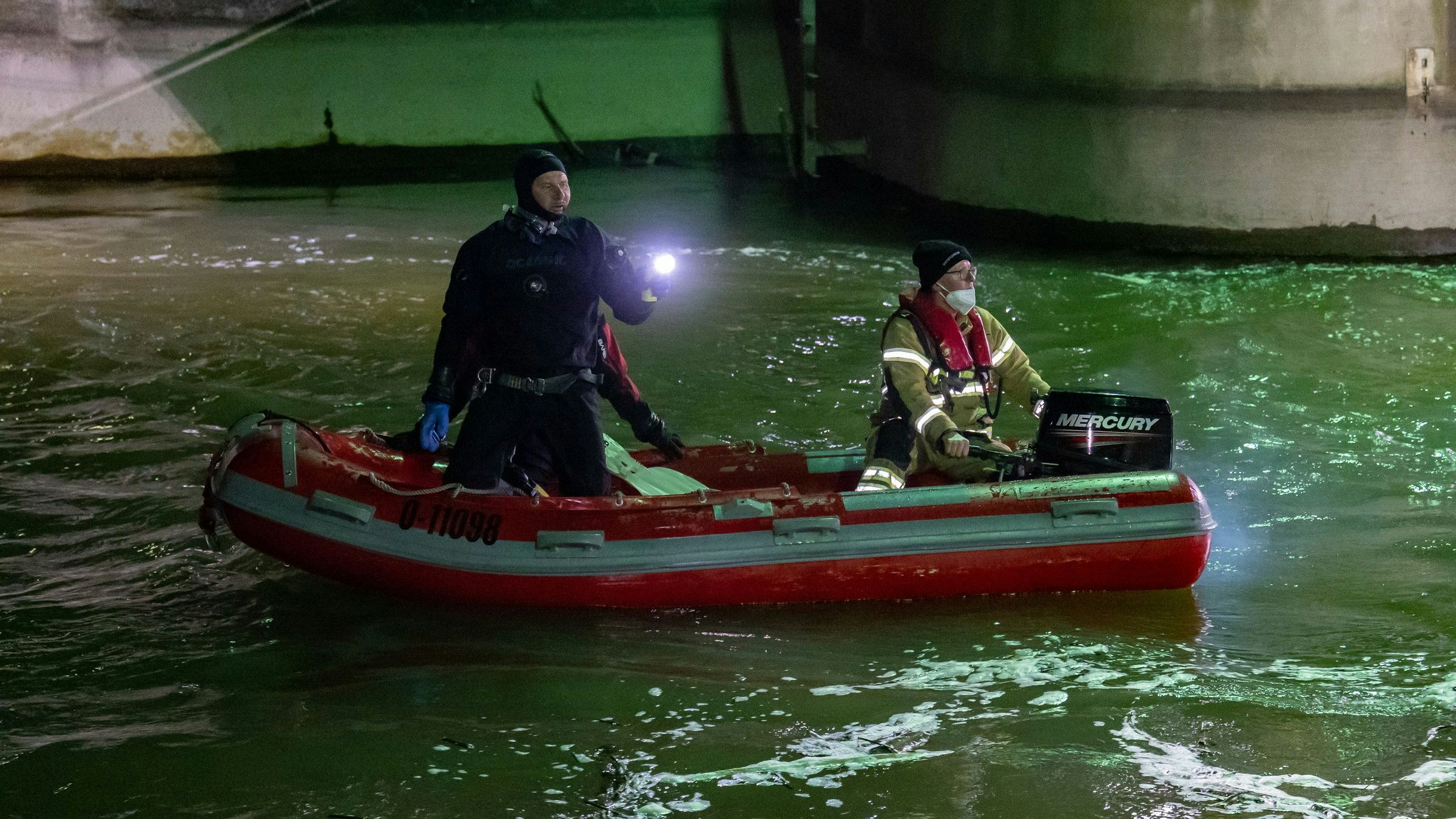 Person aus JaukerbachDie Feuerwehr suchte nach dem vermissten Wiener, der im Jauckerbach untergegangen war. gerettet – Suchaktion nach weiterer Person wurde abgebrochenDienstagabend gegen 20 Uhr wurden die Einsatzkräfte zu einer größeren Suchaktion beim Kraftwerk Ebelsberg alarmiert, nachdem zwei Personen in den Jaukerbach gestürzt waren.Eine Frau konnte von den Einsatzkräften über eine Leiter aus dem eiskalten Jaukerbach gerettet werden. Sie wurde vor Ort versorgt und anschließend ins Krankenhaus gebracht. Nach der zweiten männlichen Person wurde noch längere Zeit intensiv gesucht.Es wurde von der Tierrettung versucht, einen Hund, der mit den Personen unterwegs gewesen sein dürfte, einzufangen Die Suche nach dem Mann wurde gegen 22 Uhr vorerst ohne Erfolg unterbrochen. Wann und in welchem Umfang die Suchaktion weitergeführt wird, ist zurzeit noch nicht bekannt. Die Tierrettung ist noch mit dem Einfangen des Hundes beschäftigt, da dieser im weitläufigen Gelände immer wieder das Weite sucht.FOTOS © TEAM FOTOKERSCHI.AT / KERSCHBAUMMAYR