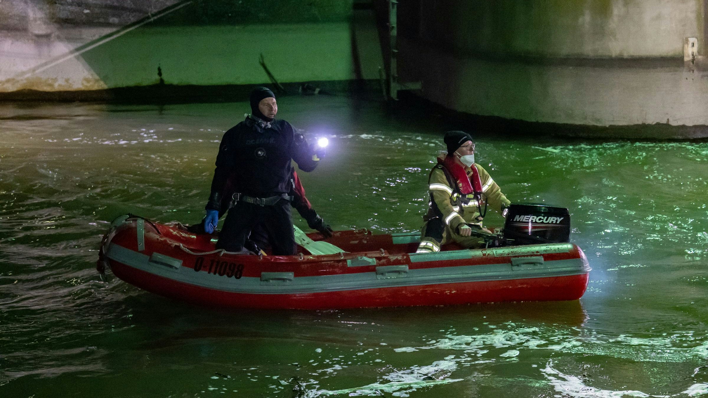Person aus JaukerbachDie Feuerwehr suchte nach dem vermissten Wiener, der im Jauckerbach untergegangen war. gerettet – Suchaktion nach weiterer Person wurde abgebrochenDienstagabend gegen 20 Uhr wurden die Einsatzkräfte zu einer größeren Suchaktion beim Kraftwerk Ebelsberg alarmiert, nachdem zwei Personen in den Jaukerbach gestürzt waren.Eine Frau konnte von den Einsatzkräften über eine Leiter aus dem eiskalten Jaukerbach gerettet werden. Sie wurde vor Ort versorgt und anschließend ins Krankenhaus gebracht. Nach der zweiten männlichen Person wurde noch längere Zeit intensiv gesucht.Es wurde von der Tierrettung versucht, einen Hund, der mit den Personen unterwegs gewesen sein dürfte, einzufangen Die Suche nach dem Mann wurde gegen 22 Uhr vorerst ohne Erfolg unterbrochen. Wann und in welchem Umfang die Suchaktion weitergeführt wird, ist zurzeit noch nicht bekannt. Die Tierrettung ist noch mit dem Einfangen des Hundes beschäftigt, da dieser im weitläufigen Gelände immer wieder das Weite sucht.FOTOS © TEAM FOTOKERSCHI.AT / KERSCHBAUMMAYR