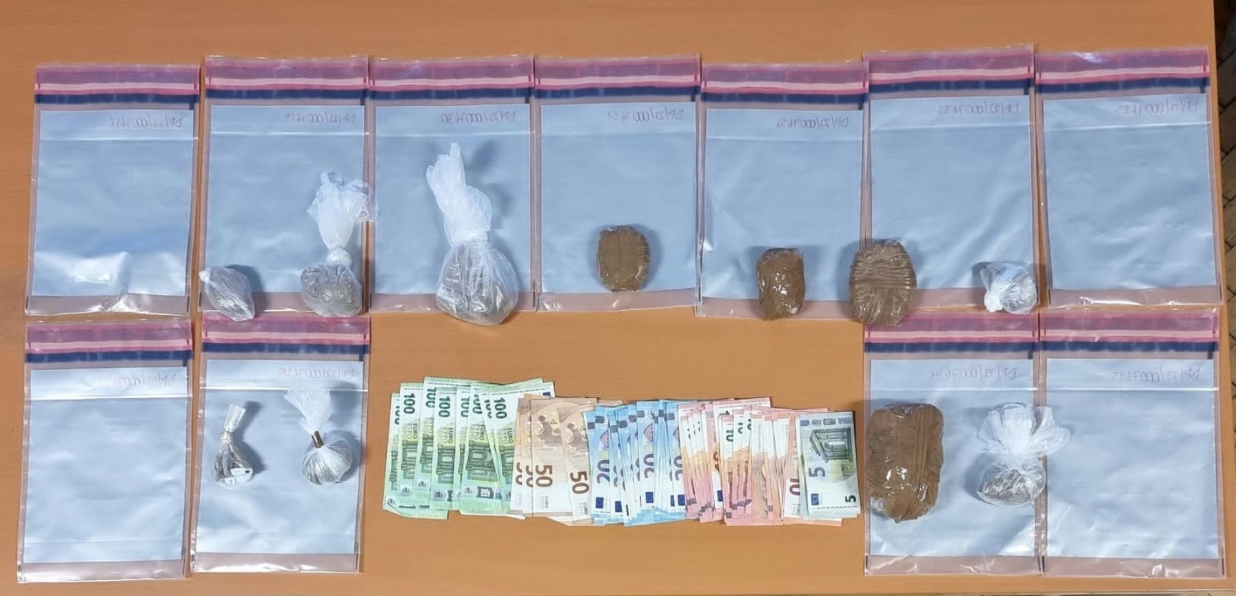 In der Wohnung des Verdächtigen wurden rund 1150 Gramm Heroin sowie 2.500 Euro Bargeld gefunden.