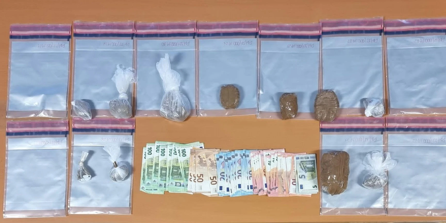 In der Wohnung des Verdächtigen wurden rund 1150 Gramm Heroin sowie 2.500 Euro Bargeld gefunden.