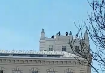 Personen am Dach der JA Josefstadt