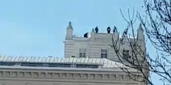 Personen am Dach der JA Josefstadt