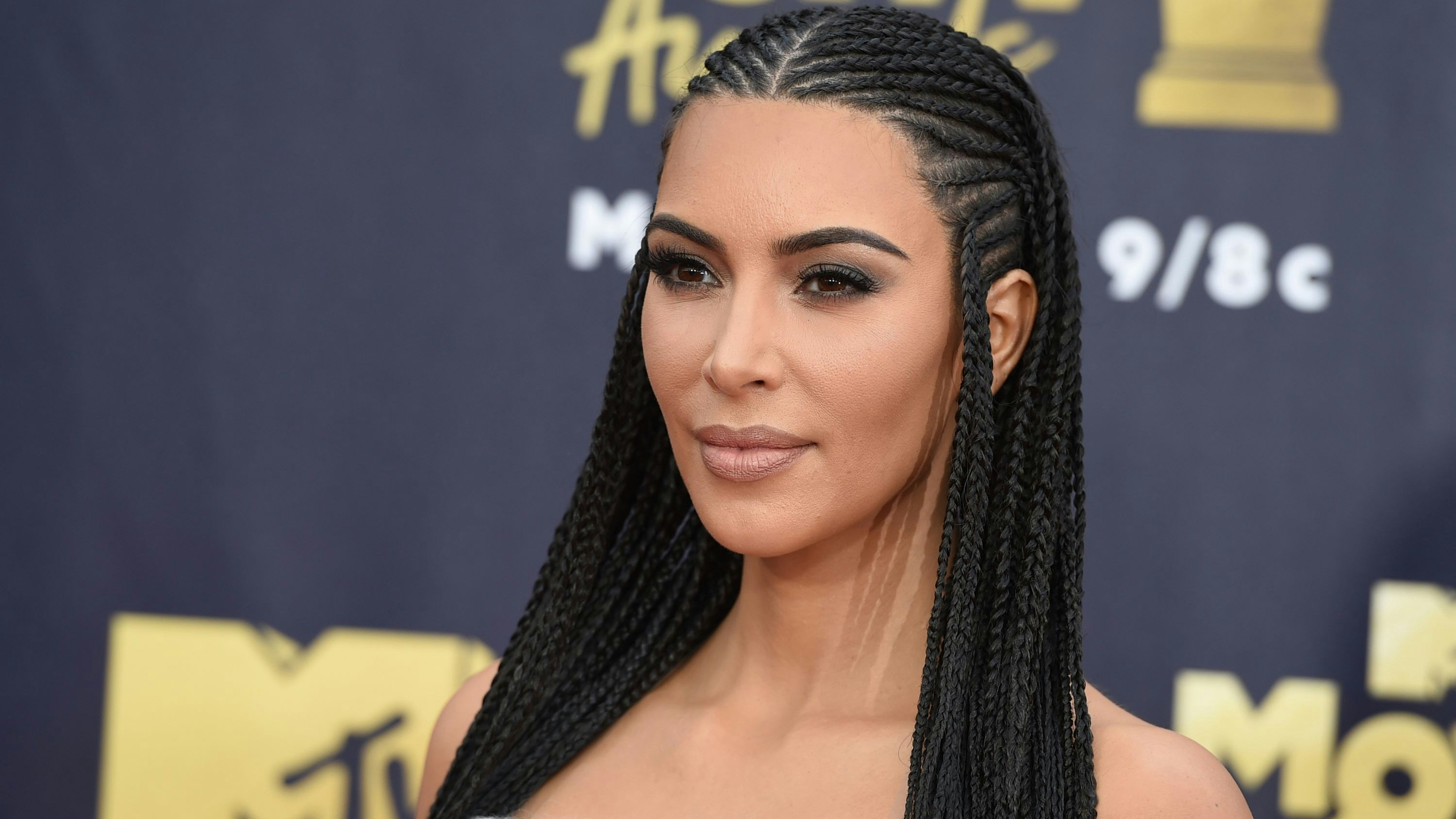 Download von www.picturedesk.com am 10.02.2022 (14:38).  FILE - In this June 16, 2018 file photo, Kim Kardashian West arrives at the MTV Movie and TV Awards at the Barker Hangar in Santa Monica, Calif. Kardashian West isn't the only celebrity speaking out for prison reform. It's a topic that was also very important to slain rapper Nipsey Hussle, and to Common, Kevin Hart and a host of others who consider the criminal justice system often unfair and dehumanizing. (Photo by Jordan Strauss/Invision/AP, File) - 20180617_PD16088 - Rechteinfo: Rights Managed (RM)