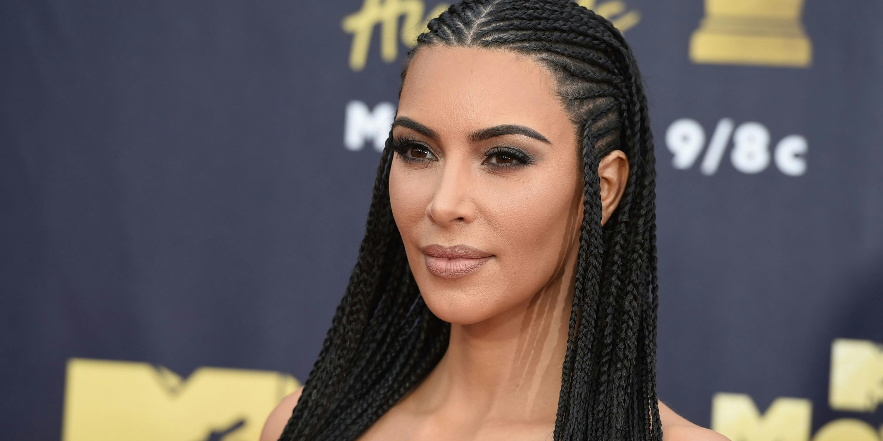 Download von www.picturedesk.com am 10.02.2022 (14:38).  FILE - In this June 16, 2018 file photo, Kim Kardashian West arrives at the MTV Movie and TV Awards at the Barker Hangar in Santa Monica, Calif. Kardashian West isn't the only celebrity speaking out for prison reform. It's a topic that was also very important to slain rapper Nipsey Hussle, and to Common, Kevin Hart and a host of others who consider the criminal justice system often unfair and dehumanizing. (Photo by Jordan Strauss/Invision/AP, File) - 20180617_PD16088 - Rechteinfo: Rights Managed (RM)