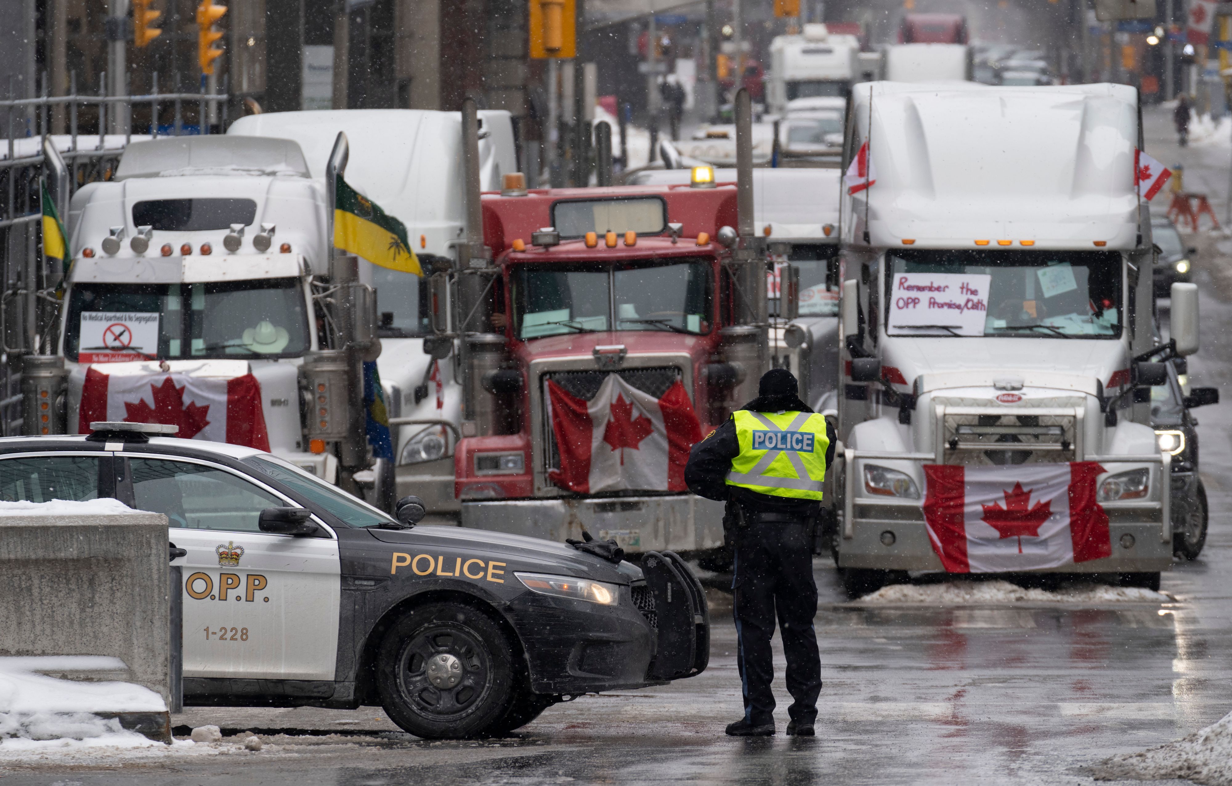 In Kanada legen Trucker-Demos gegen die Corona-Maßnahmen regelmäßig die Hauptstadt Ottawa lahm. Das wollten sich die Franzosen zum Vorbild nehmen.