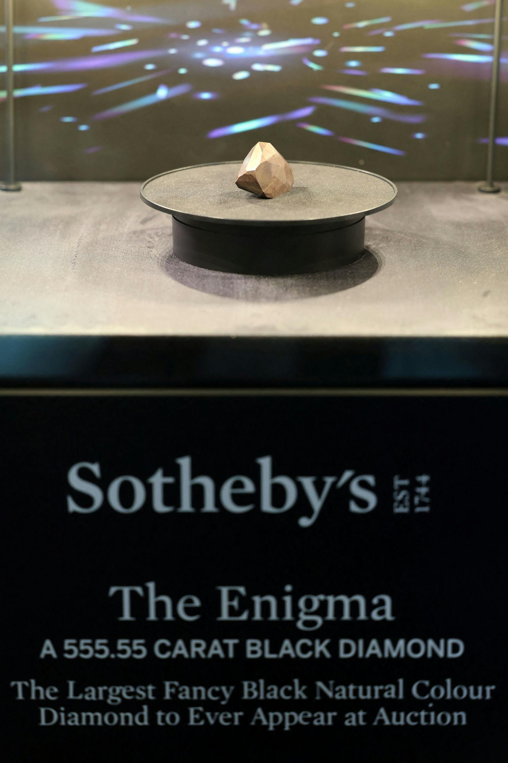 "The Enigma", der mit 555 Karat größte bekannte geschliffene Diamant der Welt, kam in London für 3,8 Millionen Euro unter den Hammer.