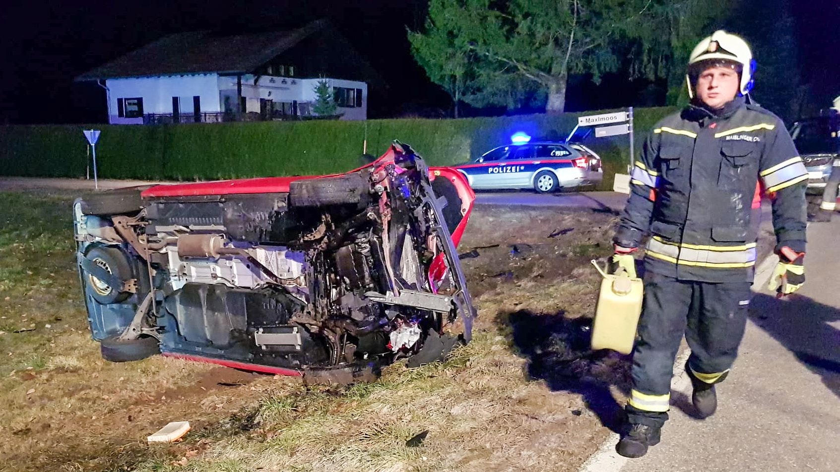 Drei Personen wurden bei dem schweren Unfall verletzt.