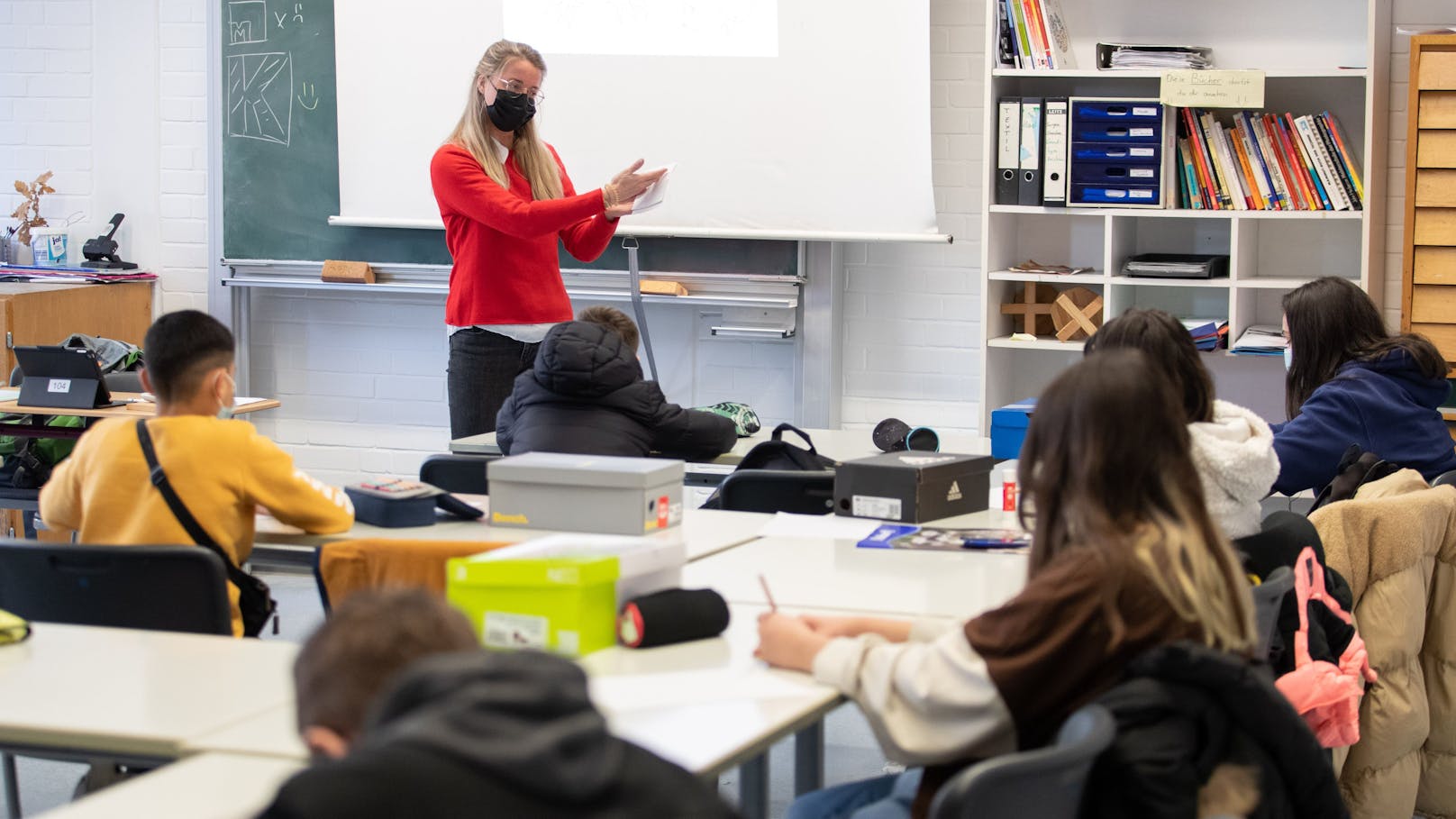 Ab Herbst dürfen Corona-infizierte Lehrer und Lehrerinnen mit FFP2-Maske unterrichten.