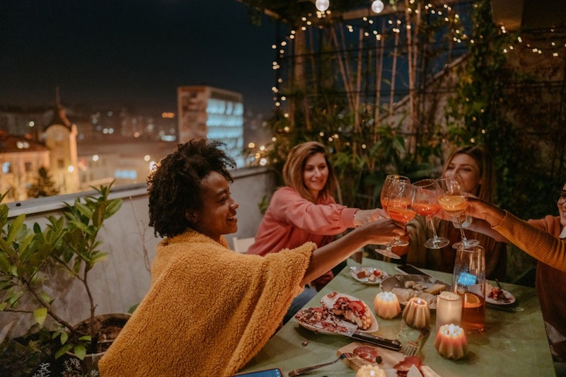 In Amerika feiert man den Galentine's Day schon seit längerer Zeit. Eine Tradition, die auch in Europa gut ankommt wären wilde Cocktailpartys mit deinen Gals.