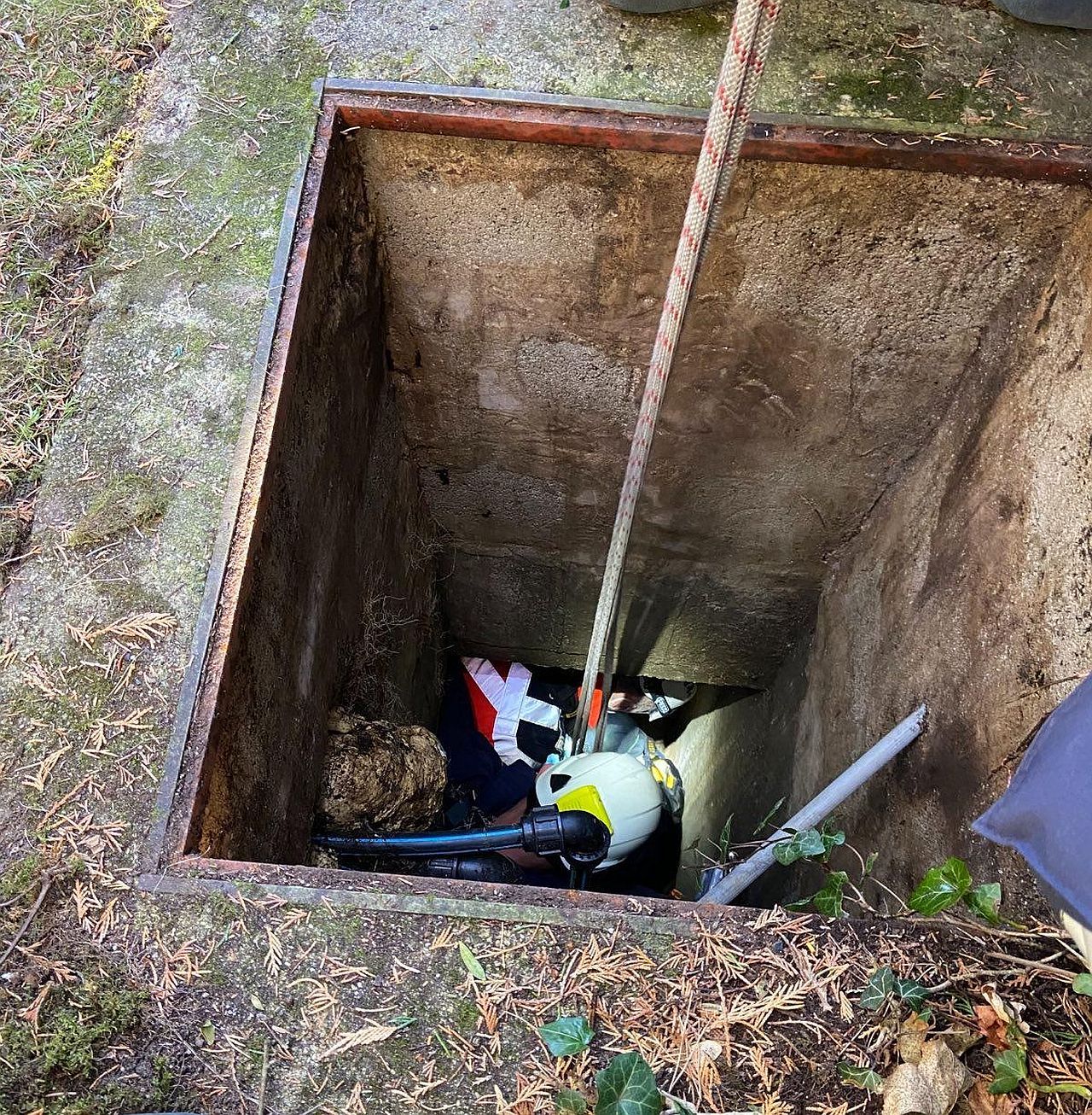 Die Feuerwehr musste einen Verletzten aus einem Schacht befreien.