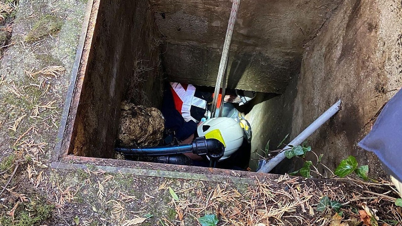 Die Feuerwehr musste einen Verletzten aus einem Schacht befreien.