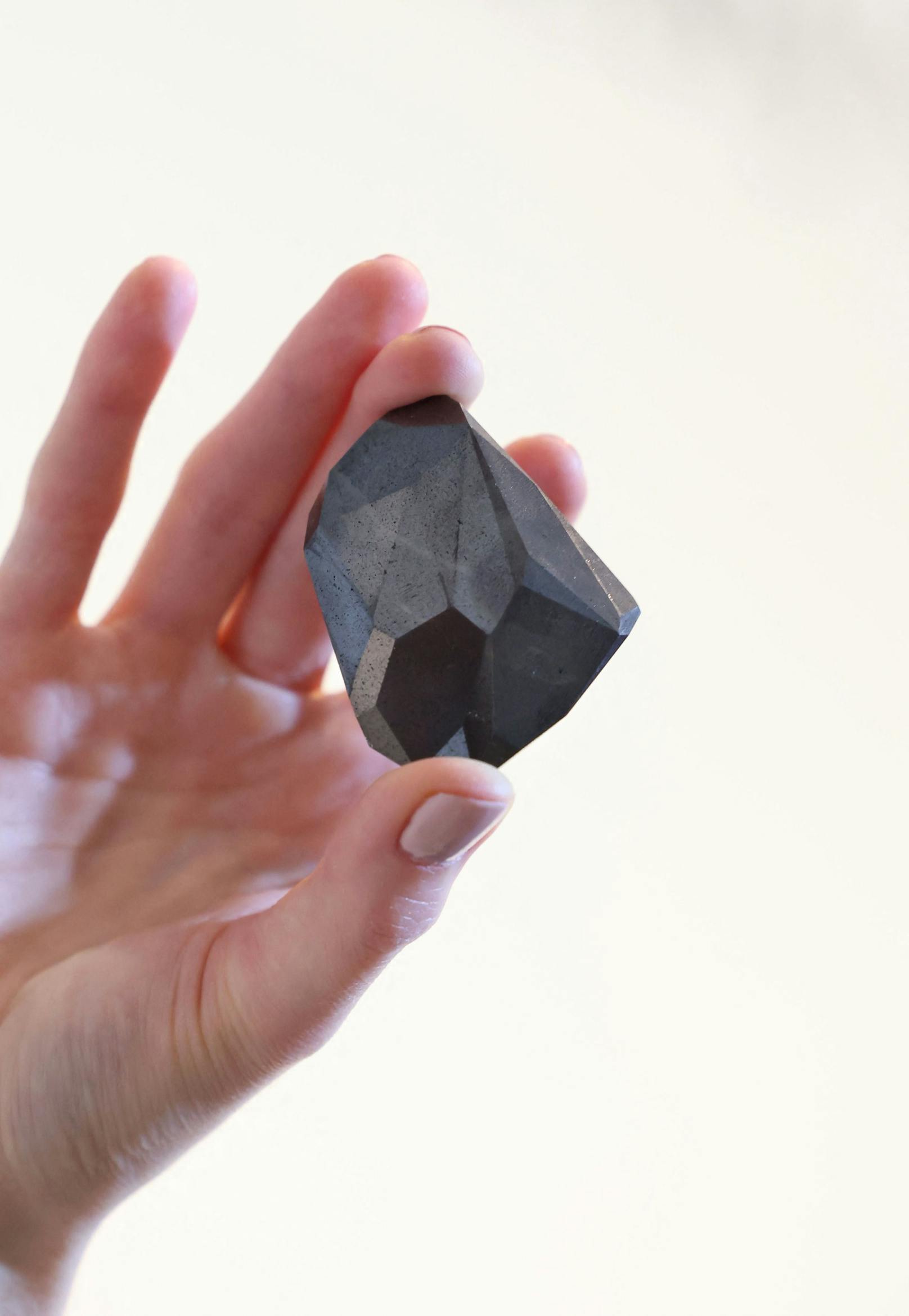 Es wird spekuliert, dass der seltene schwarze oder Carbonado-Diamant entstanden ist, als ein Meteorit oder Asteroid vor mehr als 2,6 Milliarden Jahren die Erde traf.