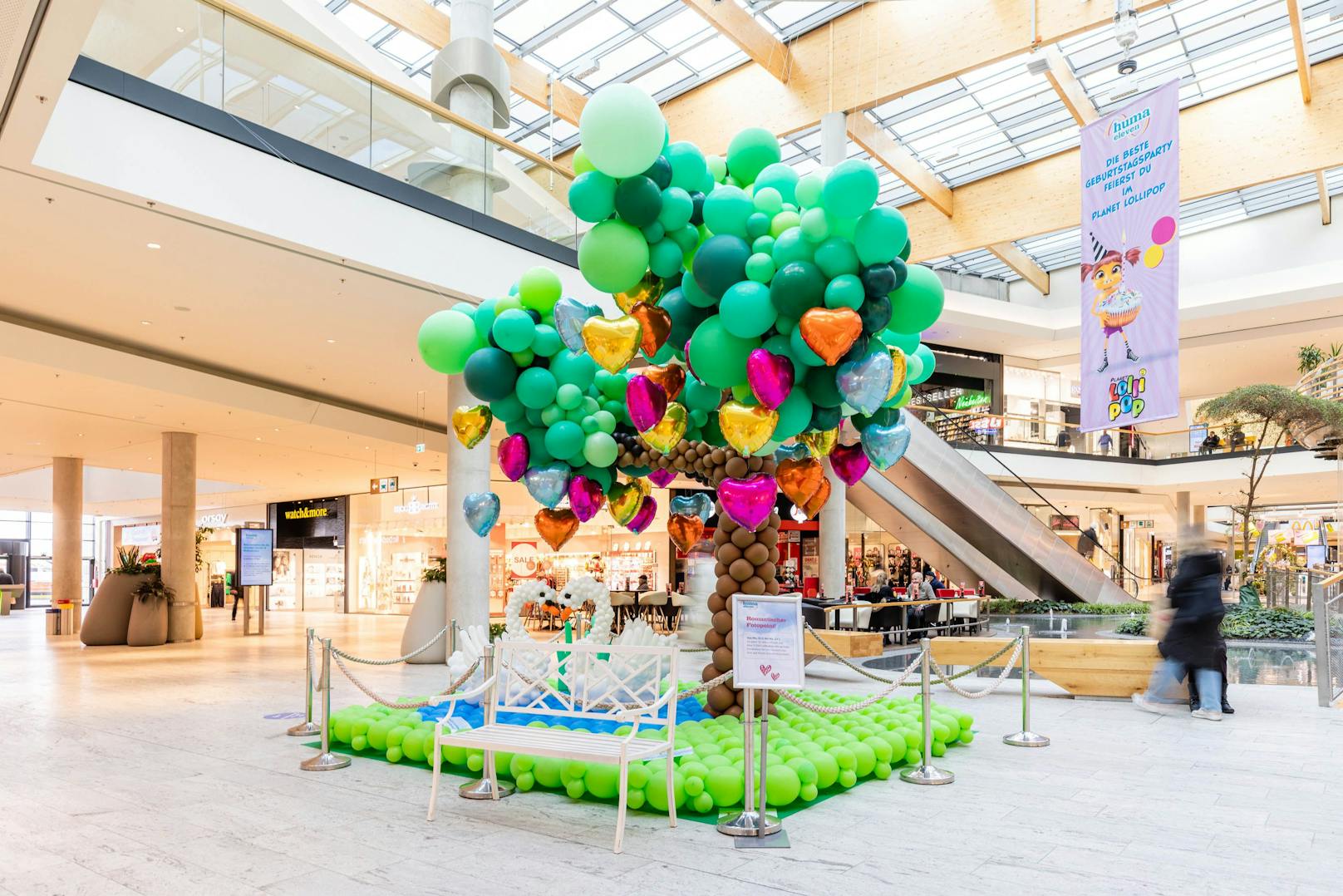 Ins Auge springt auch der XL-Herzerlbaum: Zum Valentinstag bietet das Kunstwerk mit über 3.500 Luftballons einen perfekten Fotohintergrund.