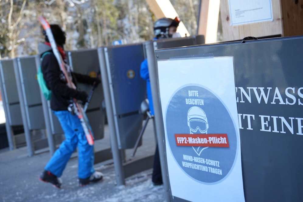 Skifahren soll, wenn es nach den Seilbahnbetreibern geht, nun auch ohne 2G-Nachweis möglich sein. 