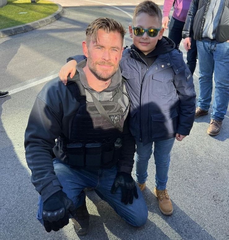 Teo (9) mit Hollywood-Hunk Chris Hemsworth