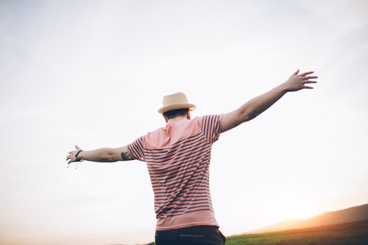 Ununterbrochen gute Laune? Klingt nicht ganz real. Aber viele Menschen sind davon überzeugt, dass ihr guter Gemütszustand unverletzt bleibt, wenn dem Negativen keine Aufmerksamkeit geschenkt wird.