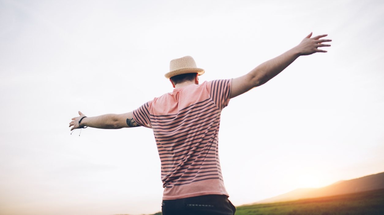 Ununterbrochen gute Laune? Klingt nicht ganz real, aber viele sind davon überzeugt, dass ihr guter Gemütszustand unverletzt bleibt, wenn dem Negativen keine Aufmerksamkeit geschenkt wird.