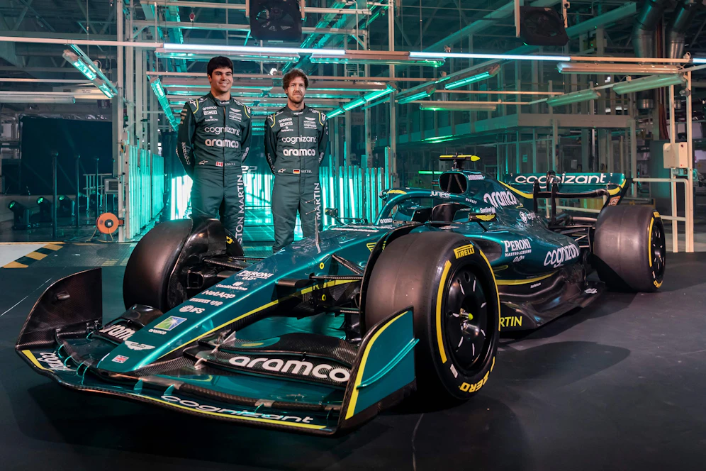 Lance Stroll und Sebastian Vettel posieren hinter dem neuen AMR22 von Aston Martin.