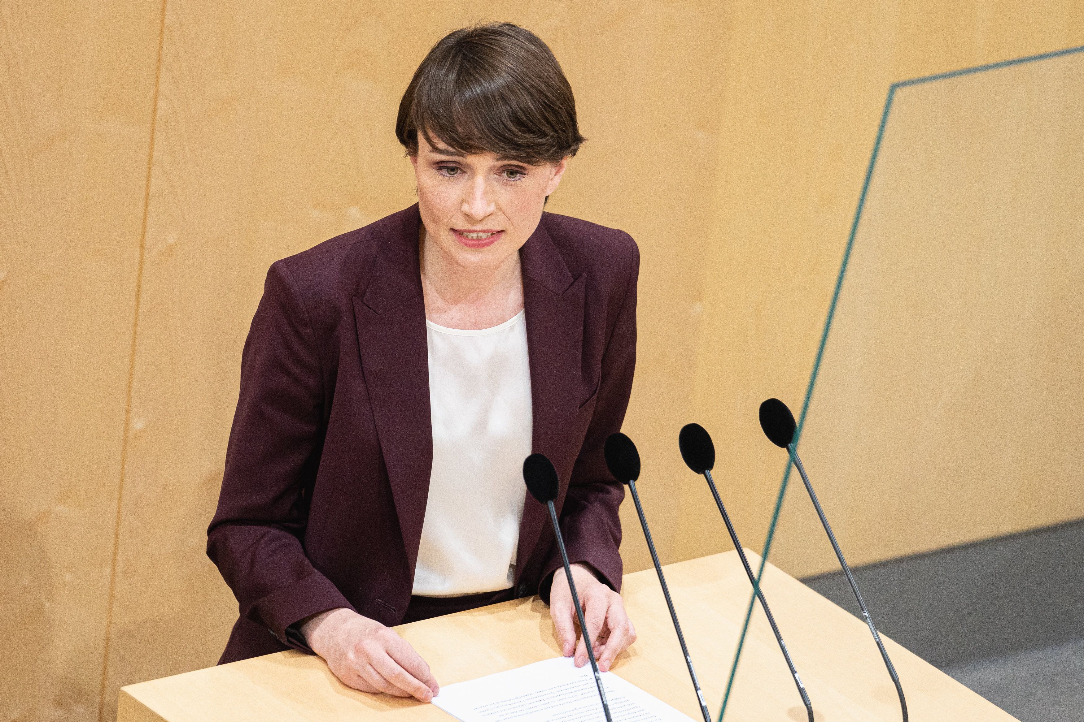 Sigi Maurer verteidigt die Impfpflicht und hält den Zeitplan aufrecht. 