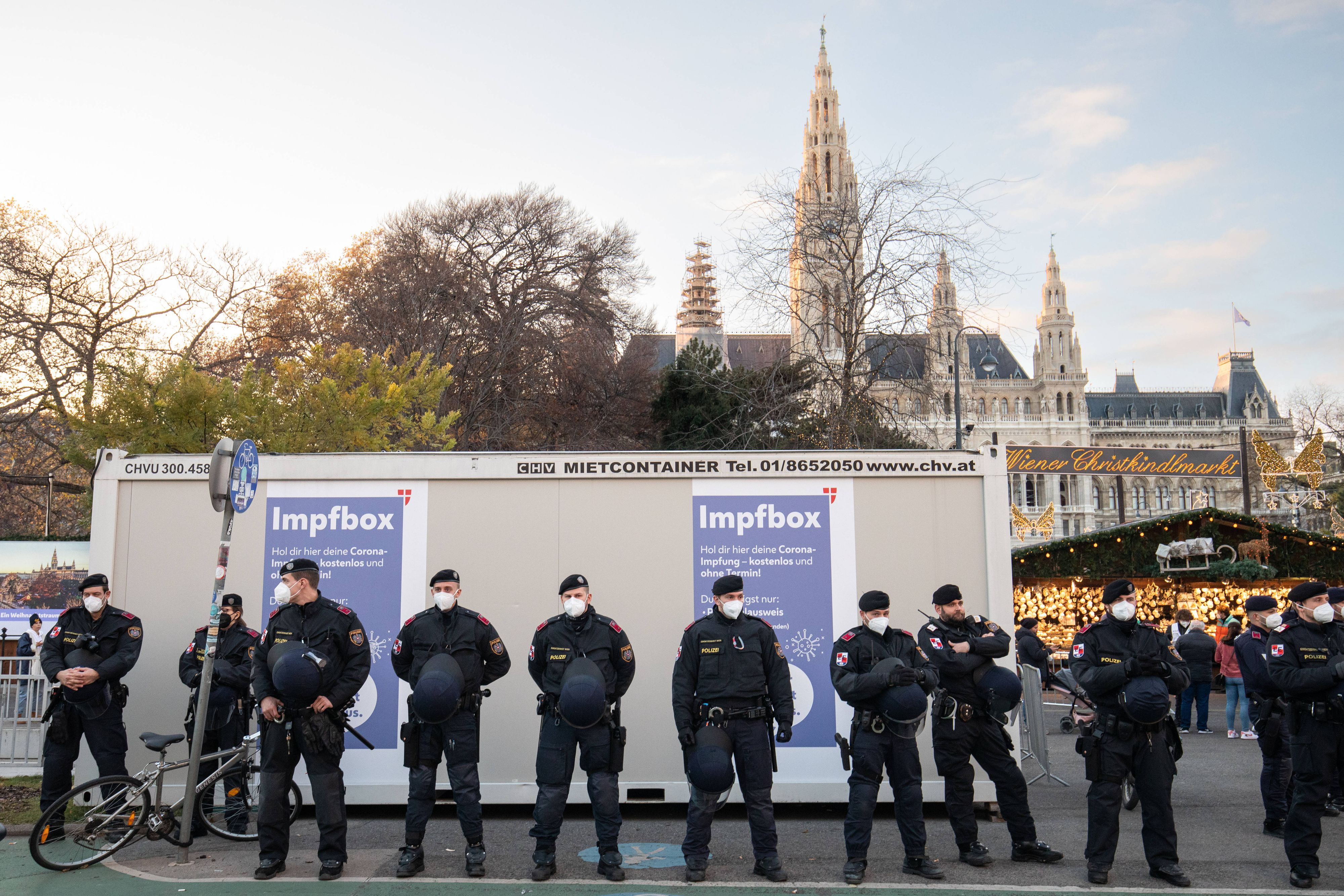 Angriffe auf Mediziner, Drohungen und Polizei-beschützte Impfstellen – Corona-Gegner radikalisieren sich.