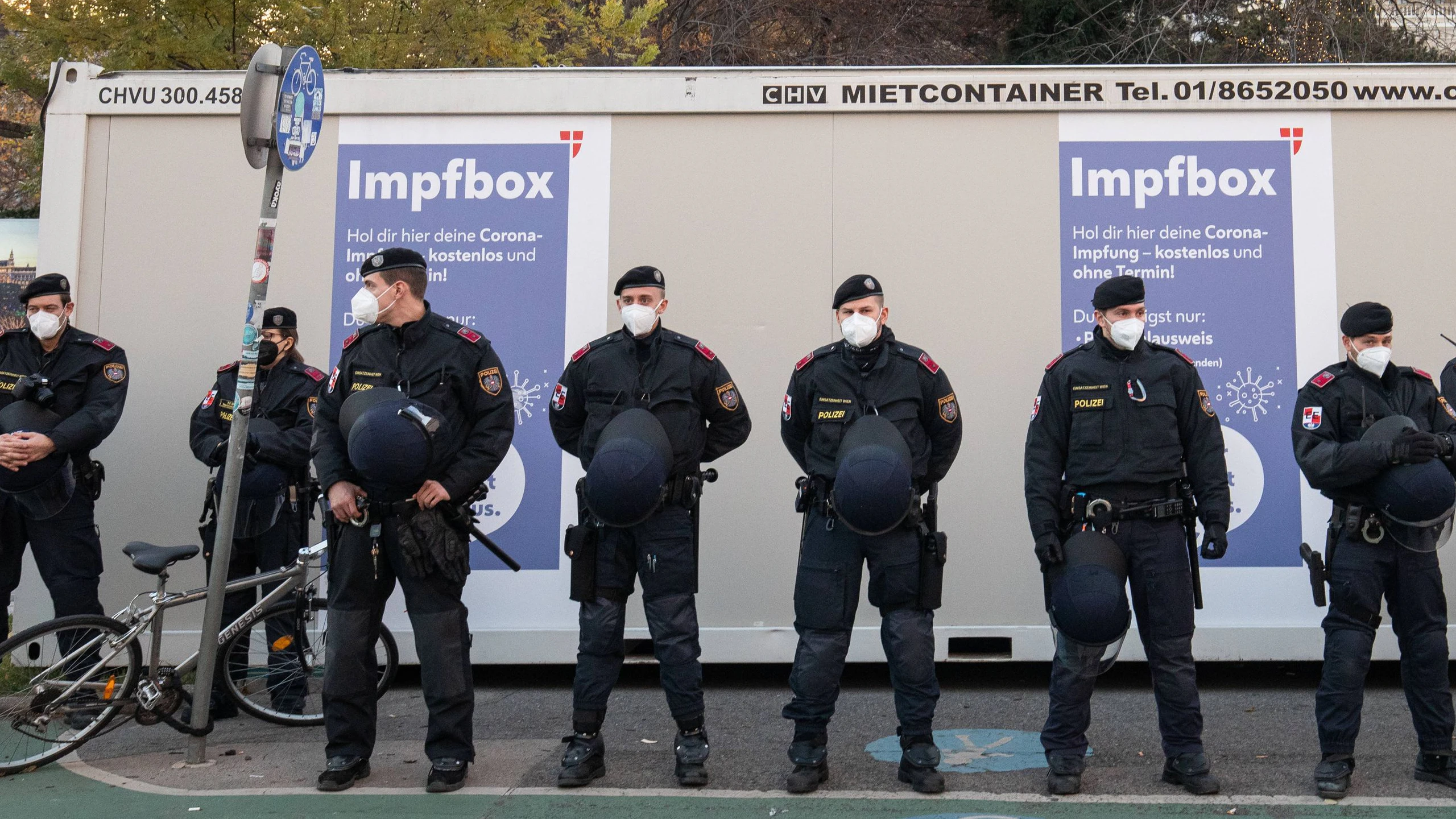 Angriffe auf Mediziner, Drohungen und Polizei-beschützte Impfstellen – Corona-Gegner radikalisieren sich.
