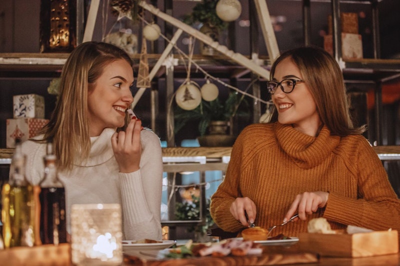 Süßes kriegst du von deinem Schatz. Am Galentine's Day kommen als Geschenk nur nette Worte in Frage&nbsp;–  besonders die, die vom Herzen kommen.
