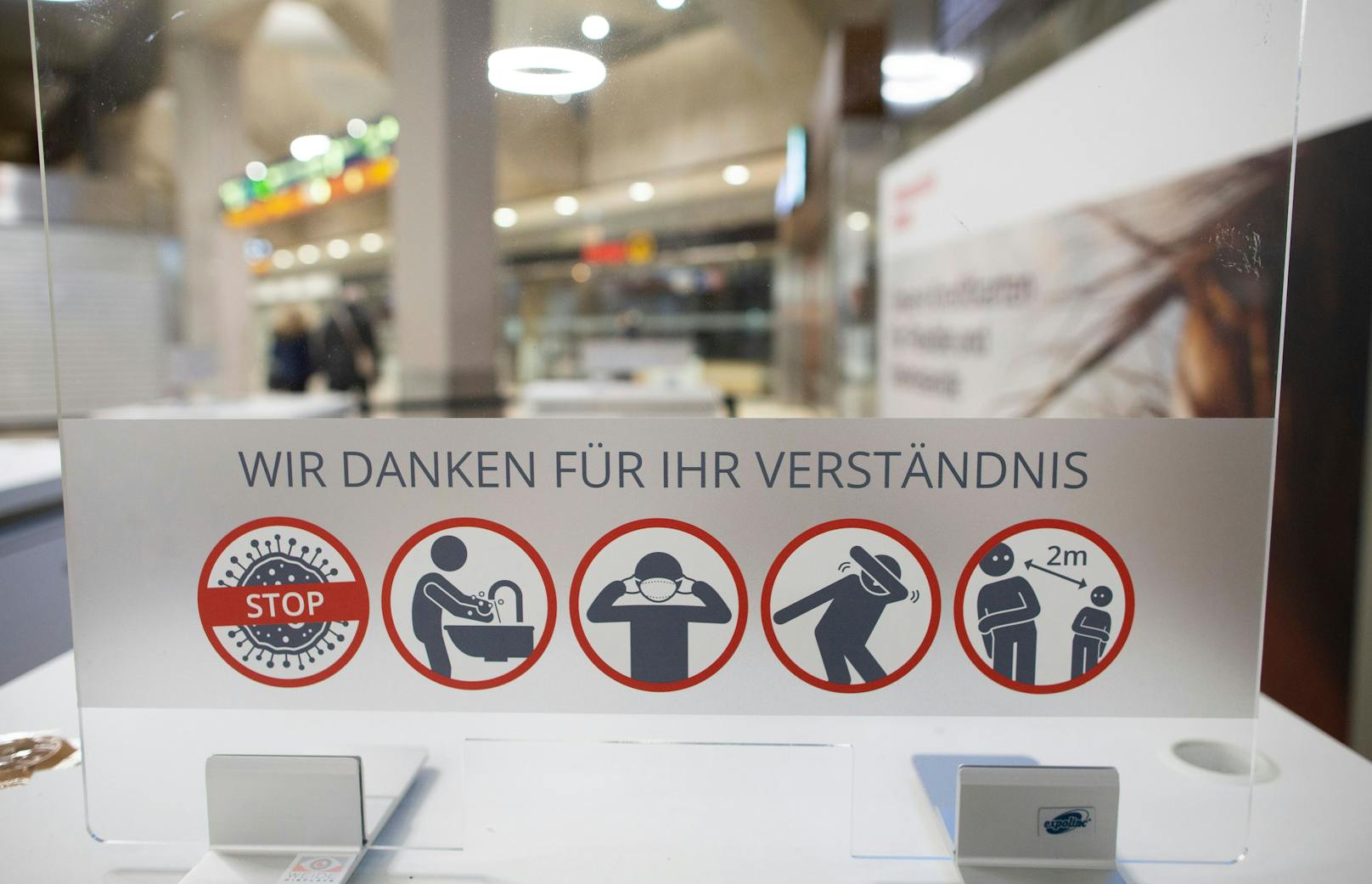 In Deutschland gelten vielerorts teils sehr umstrittene Corona-Regeln. 