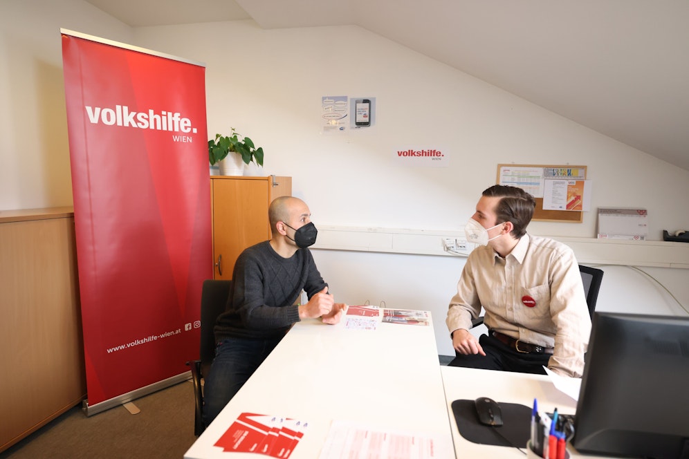 Bikthiyar Q. mit seinem Berater Marco Markus, der ihm bei der Jobsuche hilft. Q. würde gerne als Security, Maler oder Monteur arbeiten.