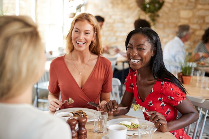 Wenn ihr für den Folgetag aber nüchtern sein wollt, dann klappt es auch mit einer Feier am Vormittag. Arrangiert ein Brunch und stopft euch voll mit Toast und Waffeln.
