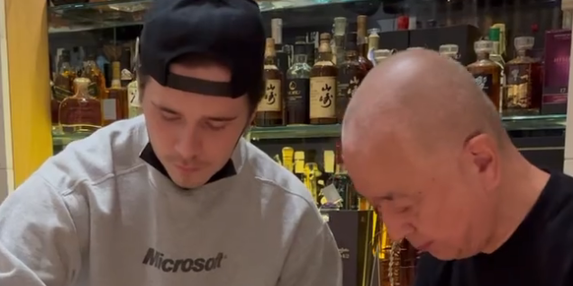Brooklyn Beckham bekommt beim Kochen Hilfe von Nobu Matsuhisa.