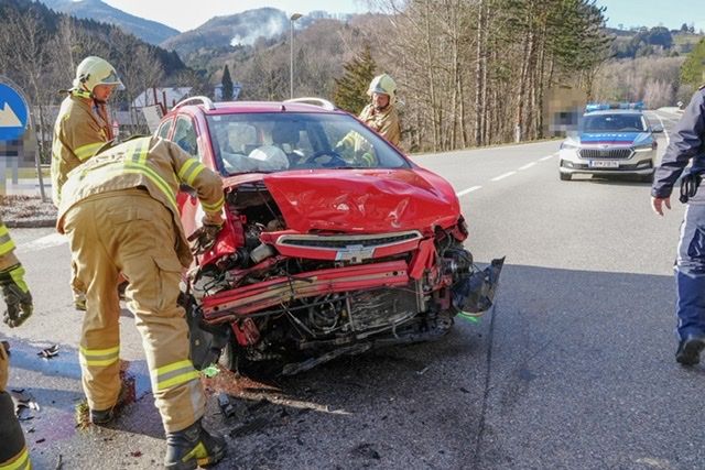 Bilder von den Unfallfahrzeugen und dem Einsatz der Feuerwehr.