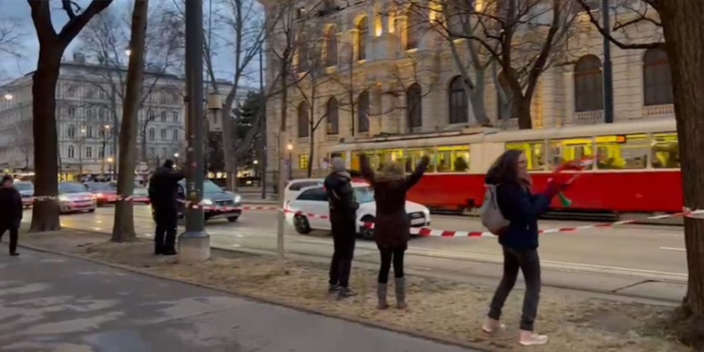 Demo-Teilnehmer versuchen mit Fahrzeugen, den Ring in Wien zu blockieren. Die Polizei konnte das verhindern.