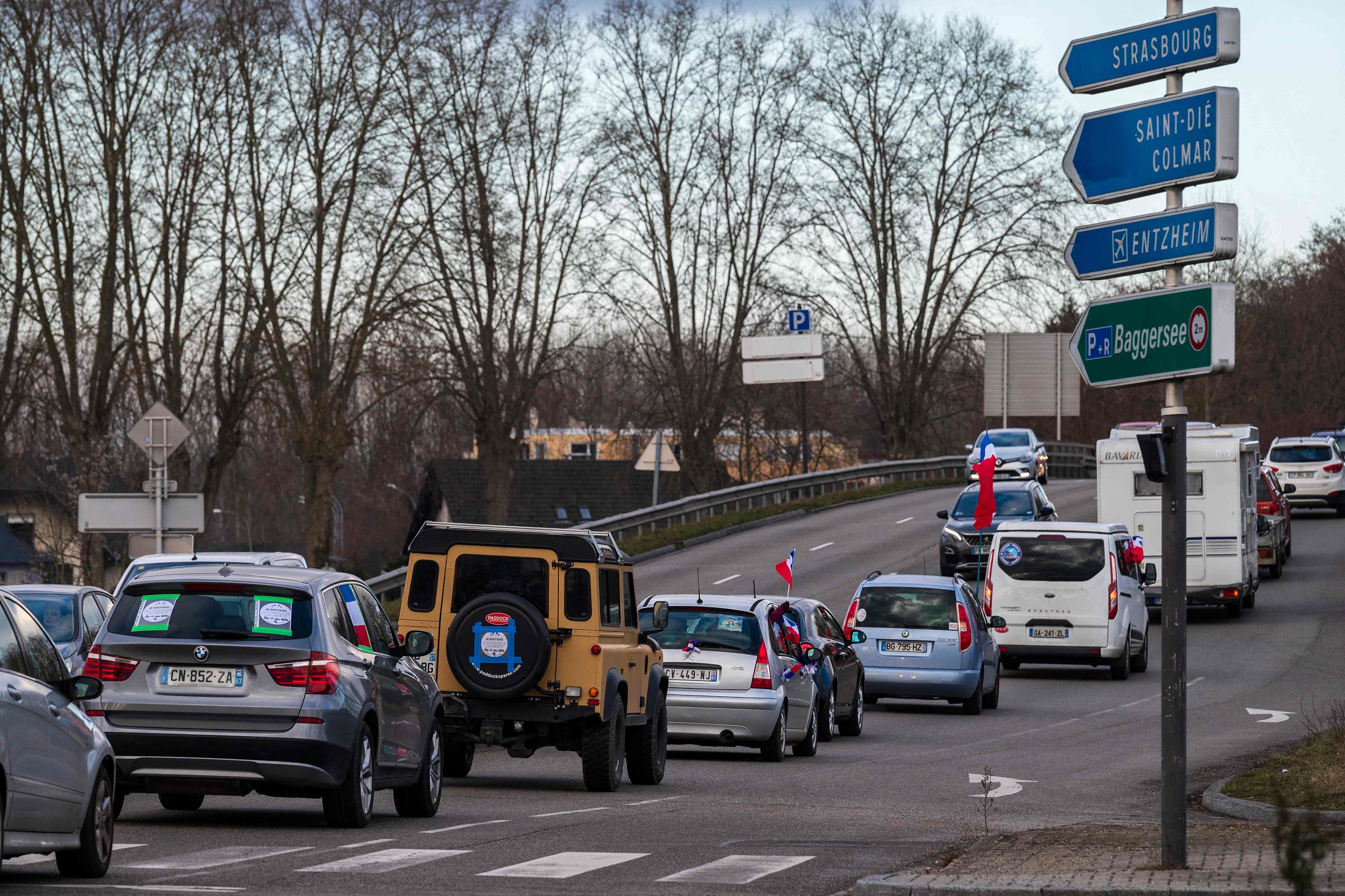 Aus ganz Frankreich ziehen Maßnahmengegner in Richtung Hauptstadt und legen die Verkehrswege lahm.