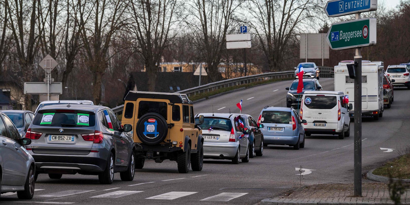Aus ganz Frankreich ziehen Maßnahmengegner in Richtung Hauptstadt und legen die Verkehrswege lahm.