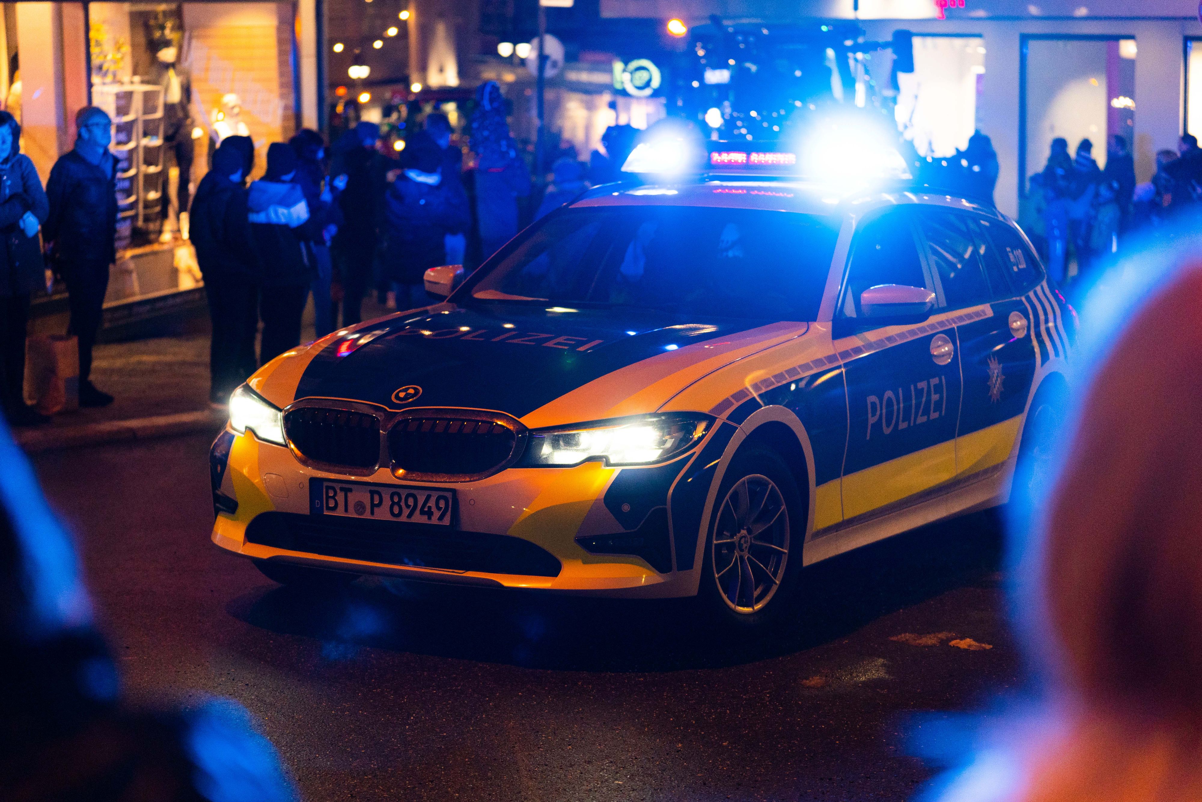Ein Polizeiauto mit Blaulicht in München. (Symbolbild)